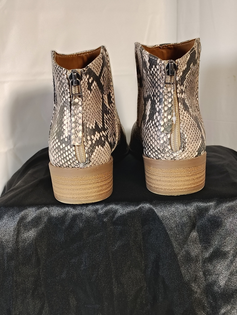 University Thread Boots - Picture 2 of 7